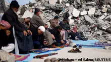 3月1日，加沙南部的民众正在进行星期五祷告