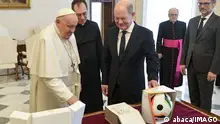 肖尔茨在梵蒂冈觐见教宗，并且赠送了2024欧洲杯的官方用球