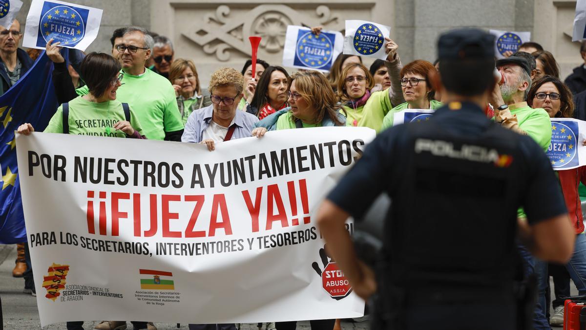 Concentración de funcionarios interinos de ayuntamientos de toda España ante el Ministerio de Hacienda, en 2023