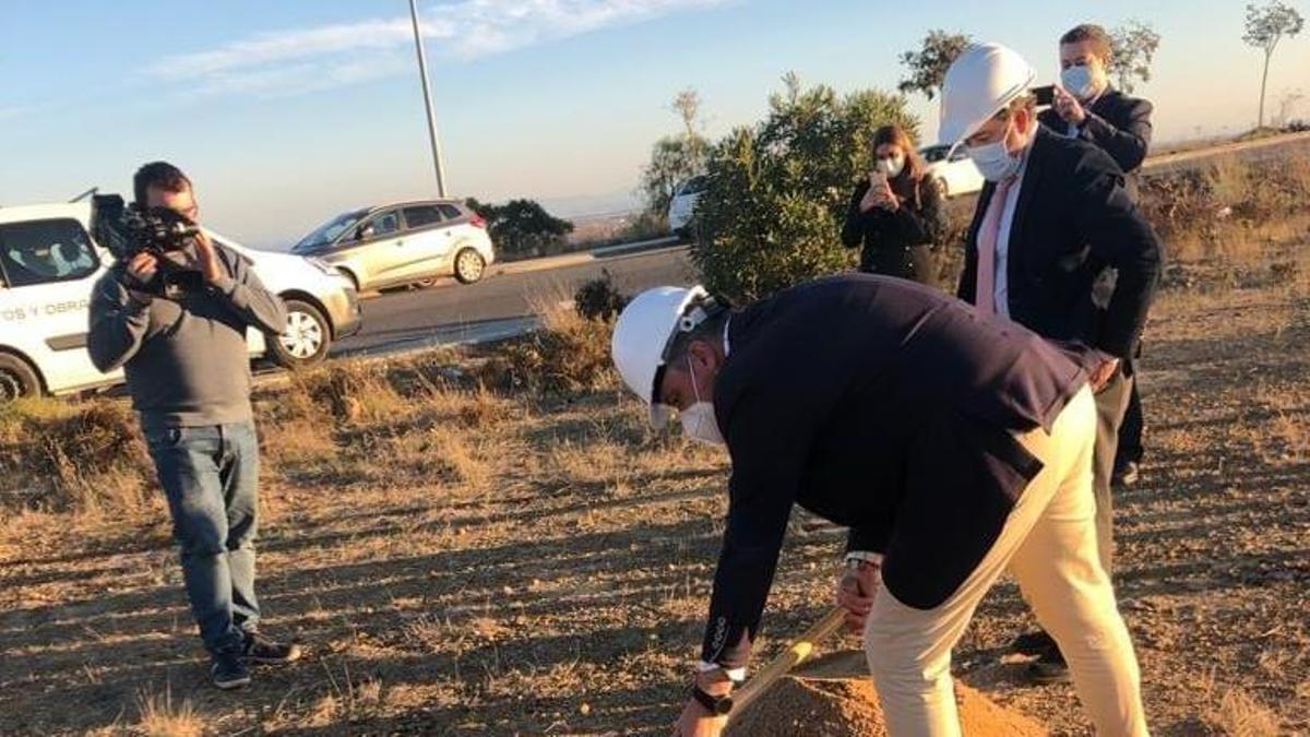 El alcalde Juan Manuel López (PP) asistió a colocar la primera piedra del tanatorio privado en 2021