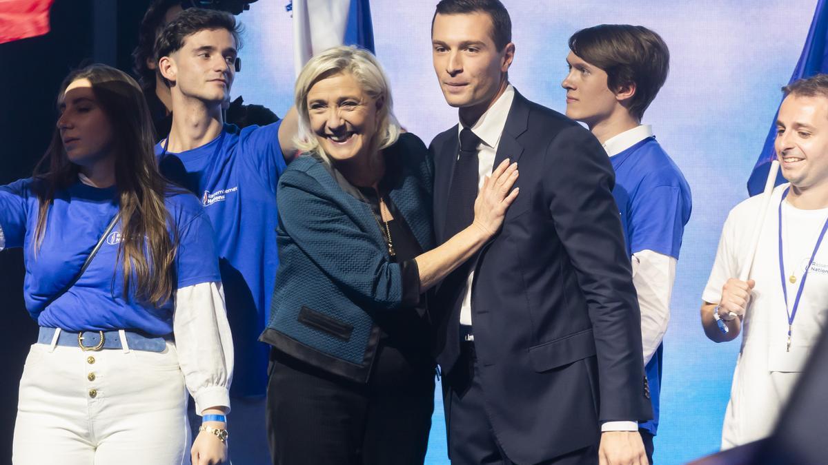 Los líderes ultraderechista Marine Le Pen y Jordan Bardella en un mitin de Agrupación Nacional.