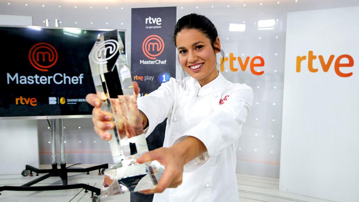 Ángela, con su trofeo de ganadora de 'MasterChef'