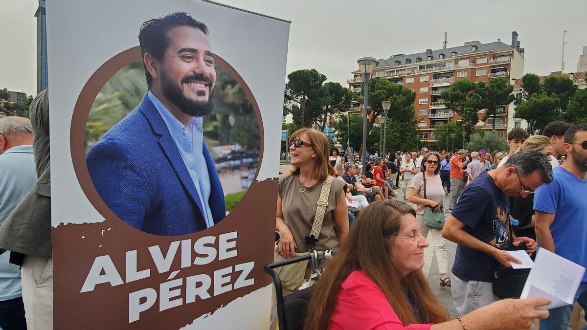 Simpatizantes de Alvise reparten papeletas antes de su llegada a Colón en su acto final de campaña.