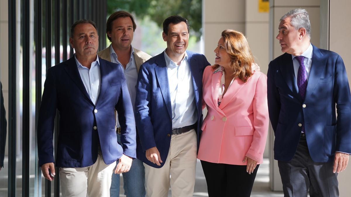 El presidente andaluz y líder del PP-A, Juan Manuel Moreno, acompañado por Ricardo Sánchez, Antonio Repullo, Carmen Crespo y José Luis Sanz, este lunes, en la ejecutiva regional del partido celebrada en Sevilla.