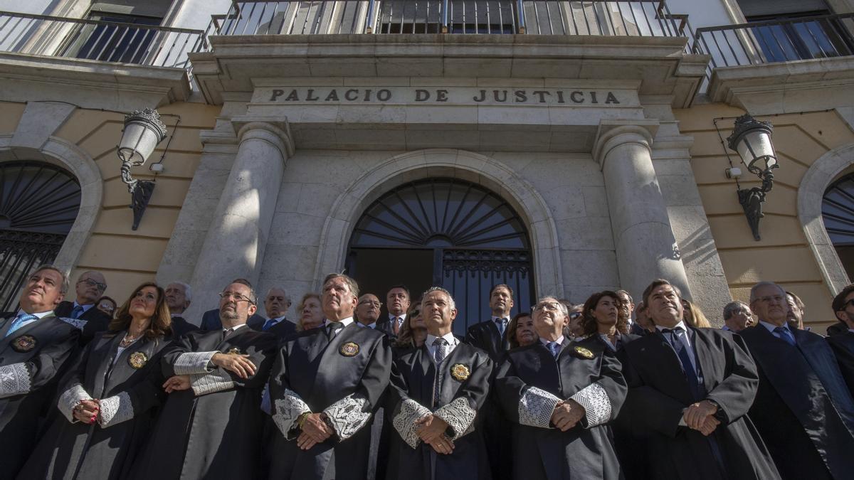 Magistrados y jueces de la Audiencia Provincial de Cádiz se manifiestan contra el acuerdo del PSOE y Junts sobre la amnistía.