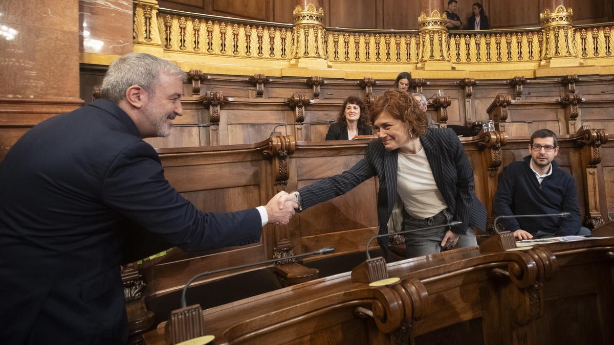 El alcalde de Barcelona, Jaume Collboni, saluda a Elisenda Alamany de ERC, durante el inicio del pleno del Ayuntamiento de Barcelona EFE/Marta Perez