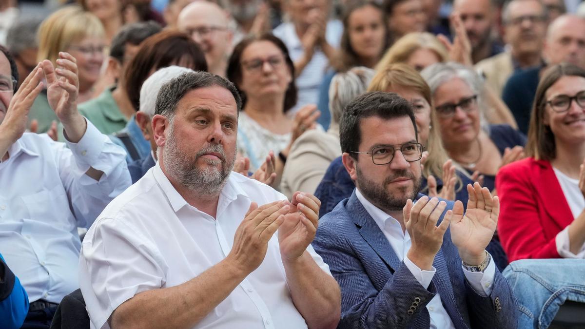 El presidente de la Generalitat en funciones, Pere Aragonés, y Oriol Junqueras, durante el acto central de campaña de las europeas.