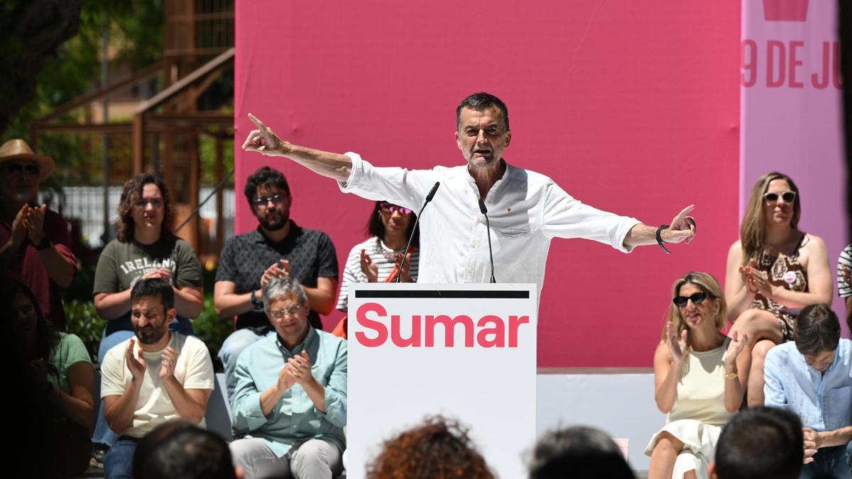 Antonio Maillo participa en un acto electoral junto a la cabeza de lista de Sumar a las europeas, Estrella Galán, este sábado en Getafe.