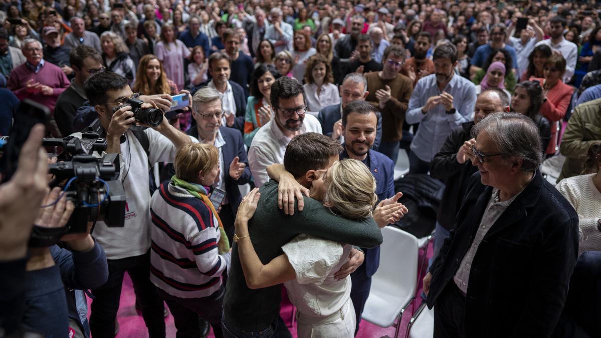 Yolanda Díaz saluda al líder de Más País, Íñigo Errejón, en el acto de Magariños, en abril de 2023.