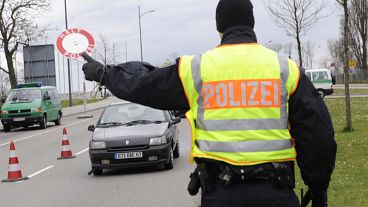 Deutsche Polizisten kontrollieren am Freitag, 27. Maerz 2009, Autofahrer bei der Einreise von Strassburg in Frankreich nach Kehl in Deutschland. 