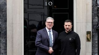 El primer ministro británico, Keir Starmer, recibe al presidente ucraniano, Volodymyr Zelenskyy, en el número 10 de Downing Street, en Londres, el jueves 10 de octubre de 2024.