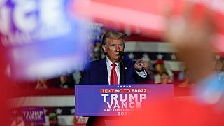 El candidato republicano Donald Trump habla en un mitin de campaña en el Williams Arena del Coliseo Mignes, el lunes 21 de octubre de 2024, en Greenville, Carolina del Norte.