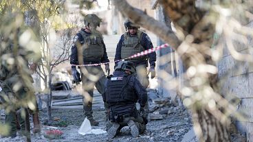 FOTO DE ARCHIVO - Miembros de la brigada antiexplosivos de la policía israelí trabajan en el lugar donde murió una persona tras el lanzamiento de un proyectil desde Líbano.