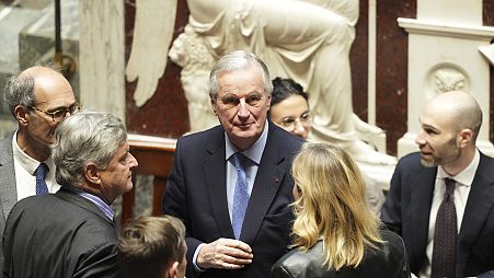 Fransa Başbakanı Michel Barnier, ortada, Fransız milletvekillerinin Paris'te güvensizlik önergesini oylamasından önce Ulusal Meclis'te, 4 Aralık 2024