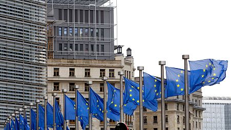 Banderas de la Unión Europea ondean al viento en la sede de la UE en Bruselas.