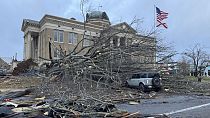 Daños causados ​​por el tornado en el centro de Athens (Alabama, EE.UU.), el domingo 29 de diciembre de 2024.