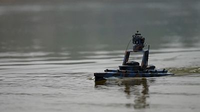 Ejercicio con un dron fluvial equipado para misiones de reconocimiento y combate en Kiev, Ucrania , 03.01.2025