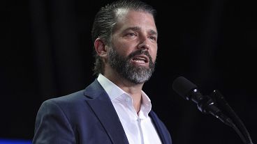 Donald Trump Jr, 5 Kasım 2024 tarihinde Michigan'da düzenlenen bir kampanya mitinginde konuşuyor. 