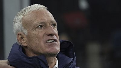 El seleccionador francés Didier Deschamps espera el comienzo del partido de la Nations League entre Italia y Francia en el estadio San Siro de Milán, Italia, domingo 17.11.24