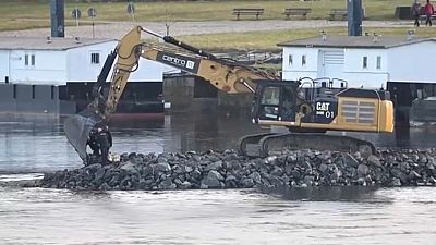 Imágenes del derrumbe del puente Carola, en el centro de Dresde, Alemania