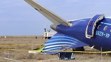 Il relitto dell'Embraer 190 della Azerbaijan Airlines vicino all'aeroporto di Aktau, in Kazakistan, 25 dicembre 2024