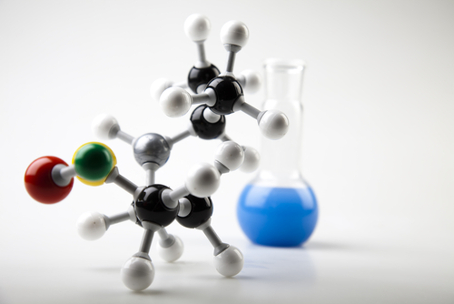 A Química Orgânica estuda os compostos formados principalmente pelo carbono (simbolizado pelas bolas pretas na molécula acima)