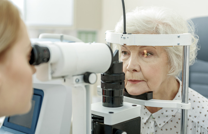 A realização de exames oftalmológicos de rotina pode auxiliar na descoberta precoce do glaucoma e no início rápido do tratamento.