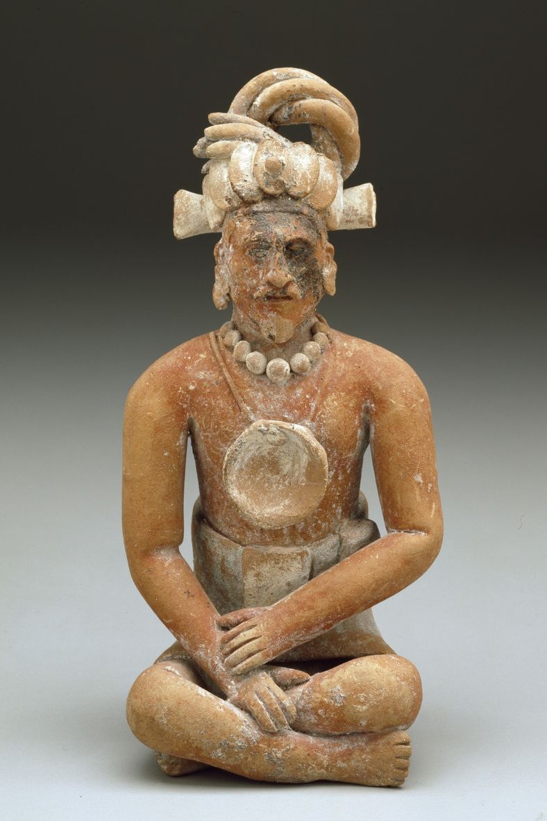 Estatua de cerámica y pintada de un hombre maya sentado y con barba, creada en el ...