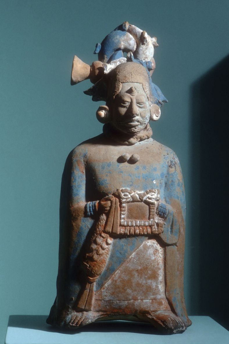 Una estatua de cerámica de una mujer noble maya en el Museo Nacional de Antropología de ...