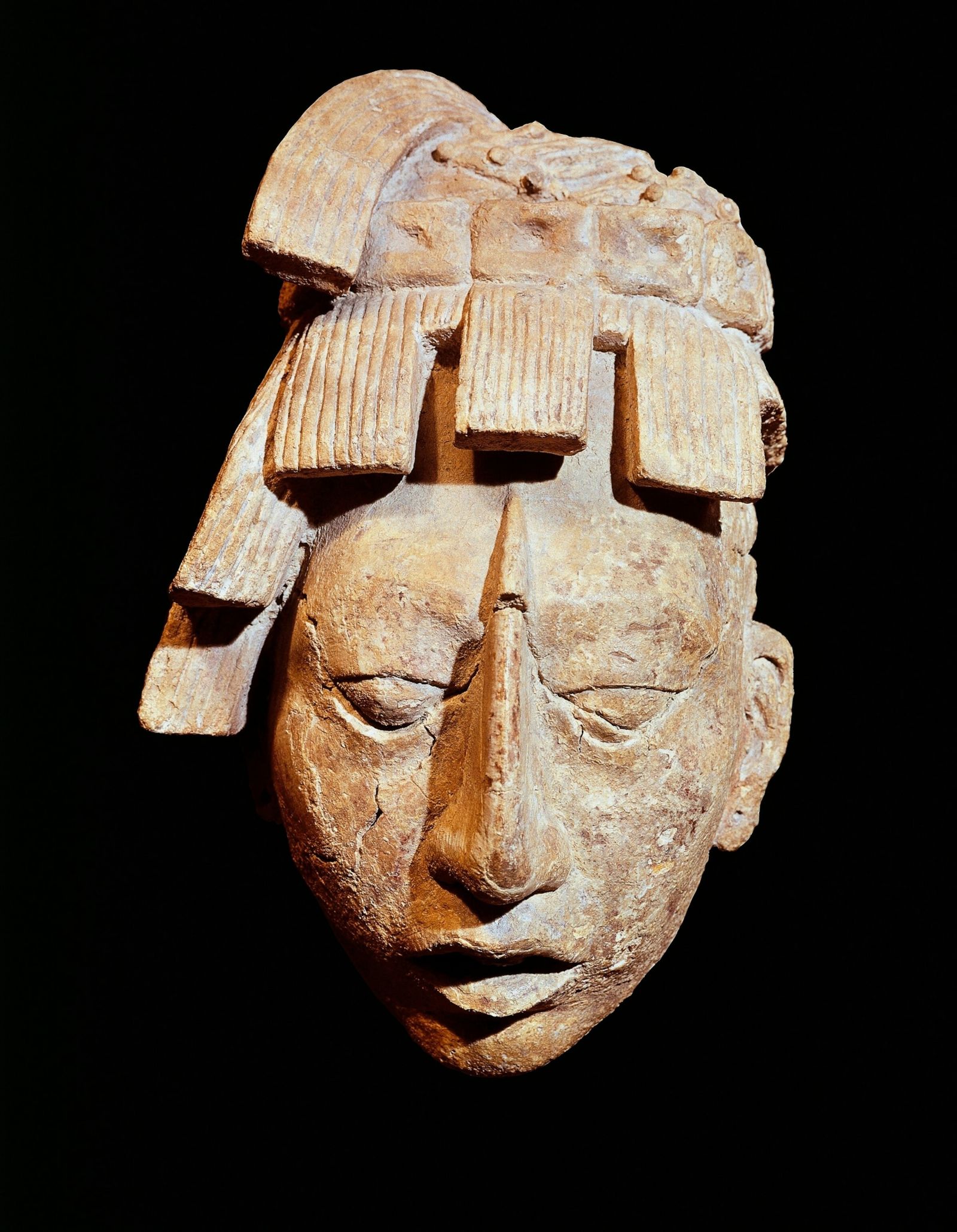 Esta escultura de la cabeza de un guerrero maya se encuentra en el Templo de las ...