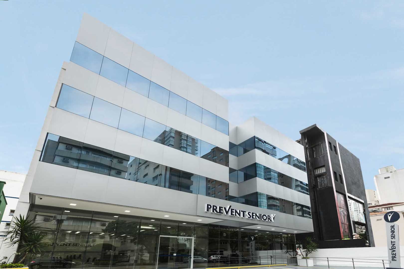 Fachada de um prédio da Prevent Senior, com o logo da empresa na frente