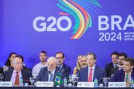 O presidente Luiz Inácio Lula da Silva (PT) em seu 1º discurso no comando do G20, em Brasília. Ao seu lado, os ministros de Relações Exteriores, Mauro Vieira (à esq.), e da Fazenda, Fernando Haddad (à dir.), e o presidente do Banco Central, Roberto Campos Neto (no canto direito)