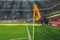 O prefeito de Milão, Giuseppe Sala, deseja manter o Milan e a Inter de Milão no San Siro, com a proposta de um plano de renovação para transferir a propriedade do estádio para os clubes; na imagem, a bandeira de escanteio com o escudo do Milan