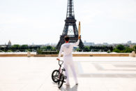 Em Paris, tocha olímpica percorre a cidade e sobe a Torre Eiffel