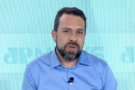 Guilherme Boulos em sabatina na Jovem Pan News