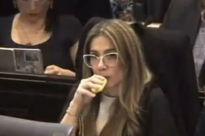 Momento em que a deputada colombiana é flagrada fumando vape no Congresso