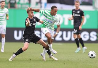 Preußen Münster (dunkle Trikots) unterlag zum Start Greuther Fürth.