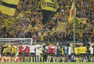 Die Spieler von Borussia Dortmund feiern mit ihren Fans.