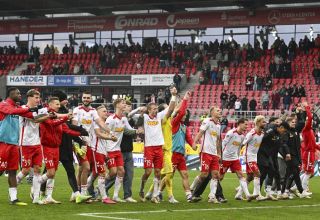 Die Spieler von Jahn Regensburg jubeln.