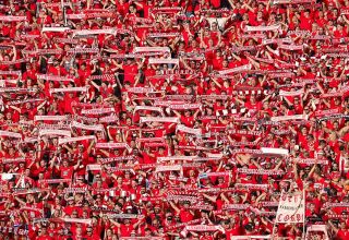 Die Kurve des 1. FC Kaiserslautern beim FC Schalke wird richtig voll. 