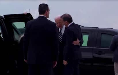 Usa, Joe Biden abbraccia il figlio Hunter dopo la condanna. VIDEO