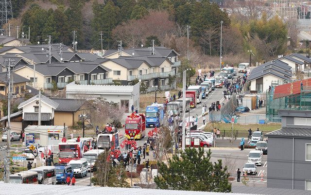 福島県大熊町大川原地区で行われた東京五輪の聖火リレー ＝２５日、福島県大熊町で
