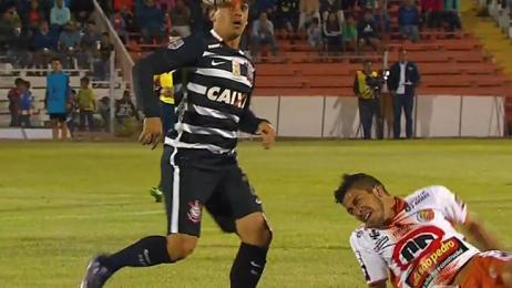 Impactante lesión de un jugador argentino en Copa Libertadores