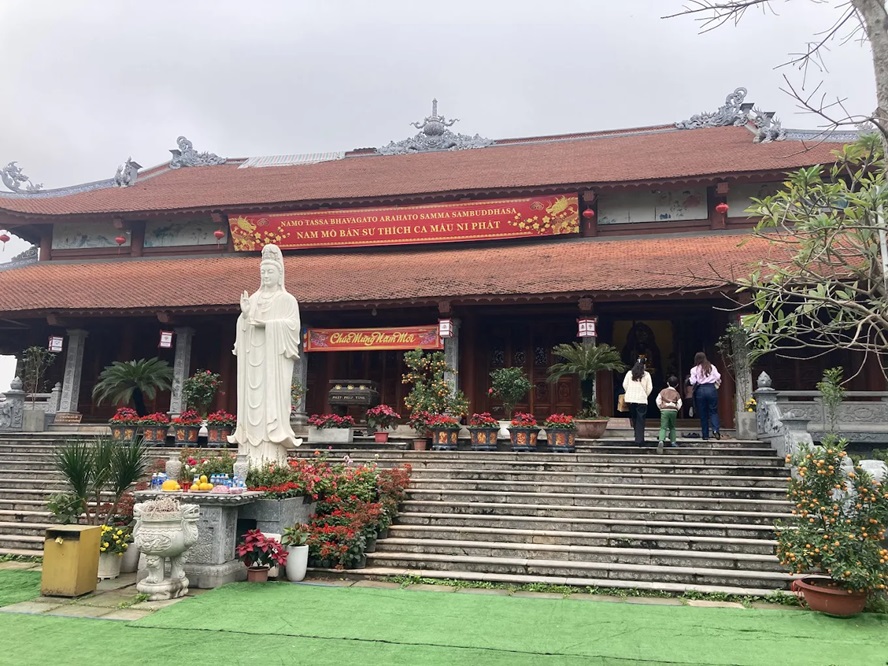 the halls in Phap Van Pagoda