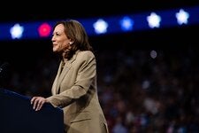 Some advisers to Vice President Kamala Harris believe that appearing as a relative blank slate on key issues may help her attract support from business groups put off by some of President Biden’s policies.