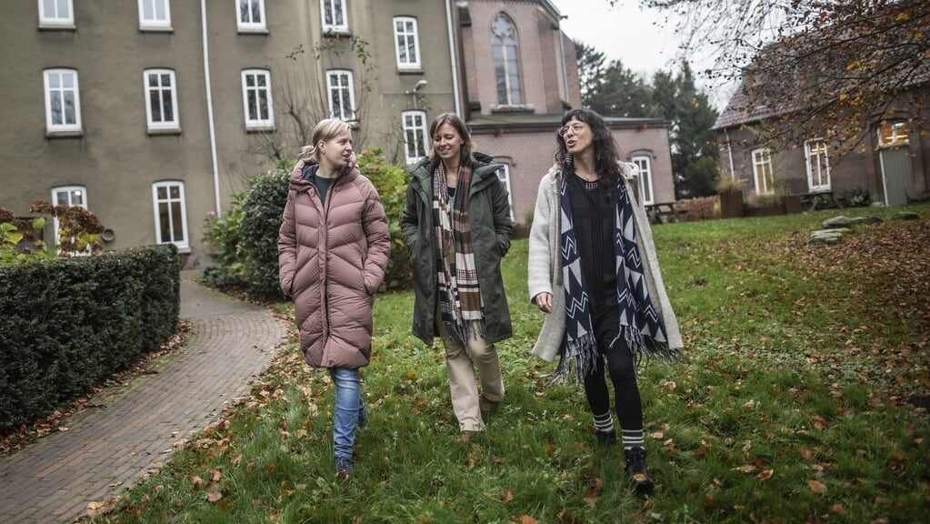 Kirstie Bijl, Sieneke Spiegel en Nikki Apeldoorn in de tuin van het dominicanenklooster in Huissen, bij Arnhem. ‘Ik wil er onderdeel van zijn dat deze eeuwenoude traditie voortleeft.’