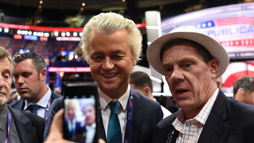 Geert Wilders poseert met een fan tijdens een Republikeinse conventie in 2016, het jaar waarin Donald Trump voor het eerst werd verkozen tot president van Amerika.