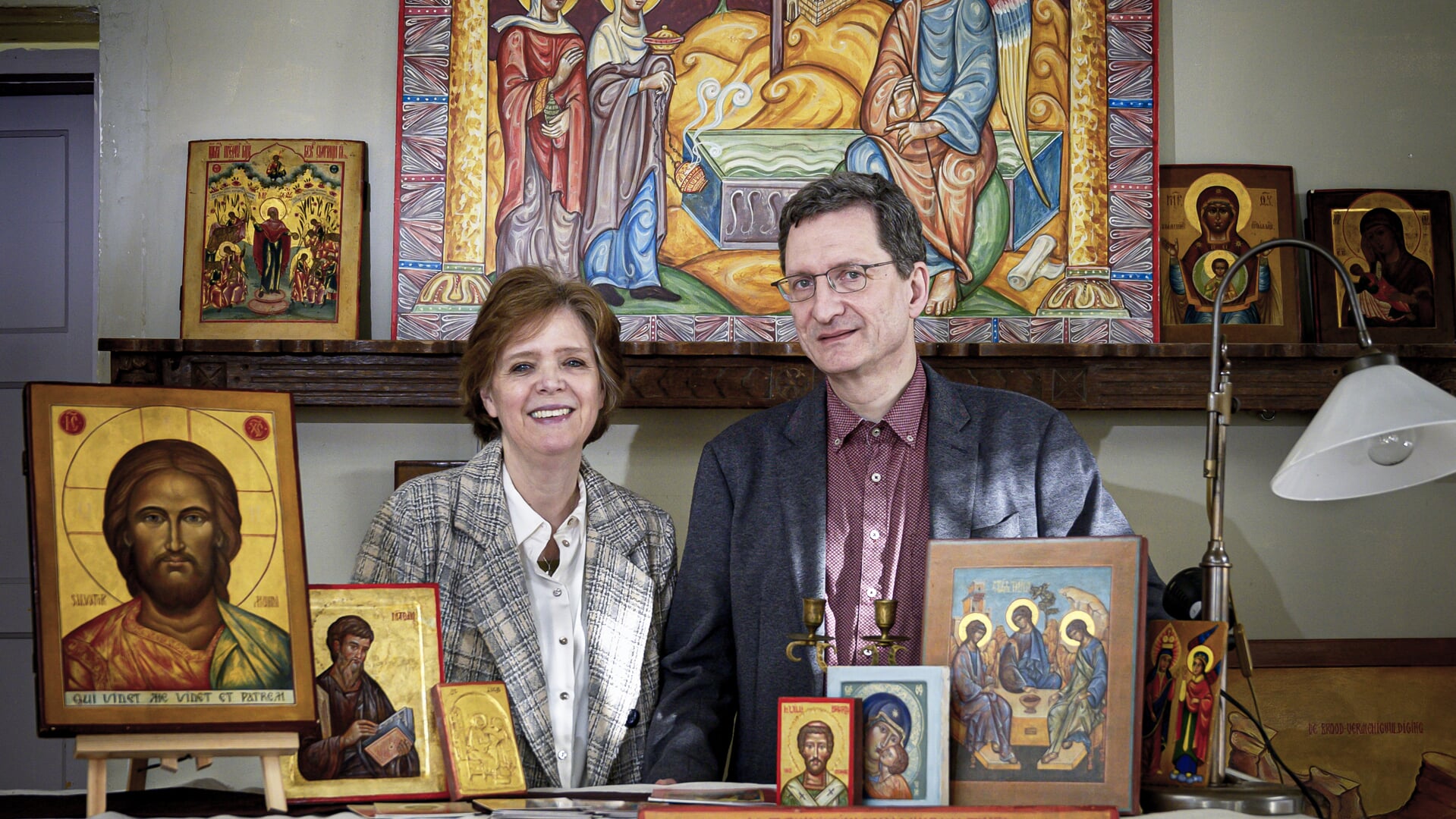 Geert en Angelique Hüsstege in hun woon en werkatelier in het Midden-Limburgse dorp Linne.  'We willen met ons werk mensen leren kijken naar Christus.' 