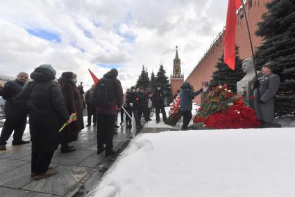 Москва. Во время  церемонии возложения венков и цветов к месту захоронения Иосифа Виссарионовича Сталина у Кремлевской стены.