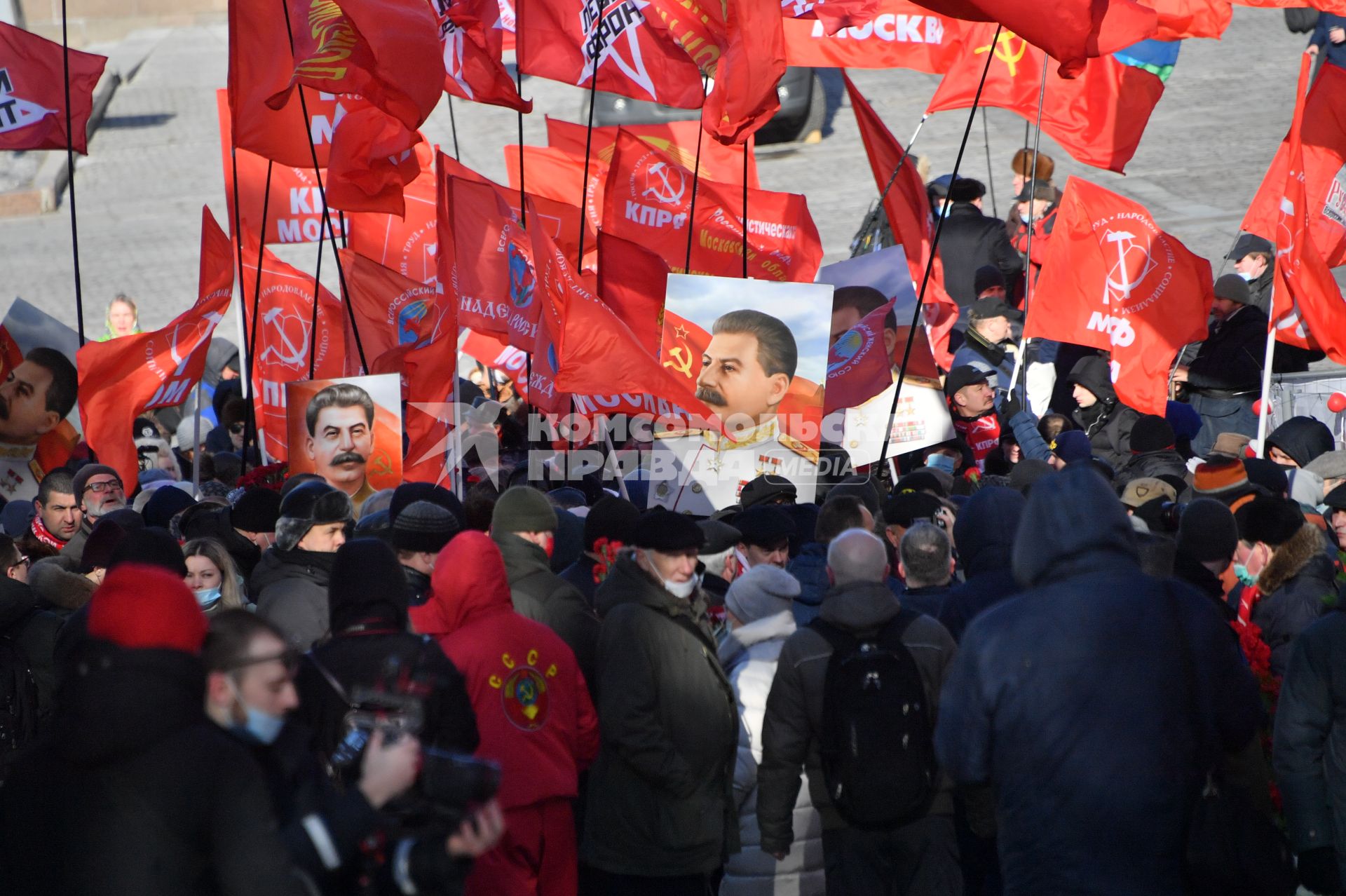 Москва. Участники церемонии возложения венков и цветов к месту захоронения Иосифа Виссарионовича Сталина у Кремлевской стены.